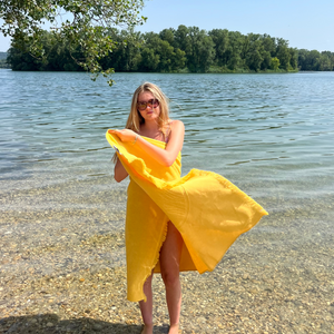 Serviette de plage double-face en coton biologique curry au bord de l'eau - Atelier Dune