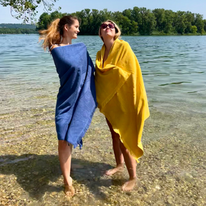 Duo de femmes en serviettes de plage double-face en coton biologique curry et outremer - Atelier Dune