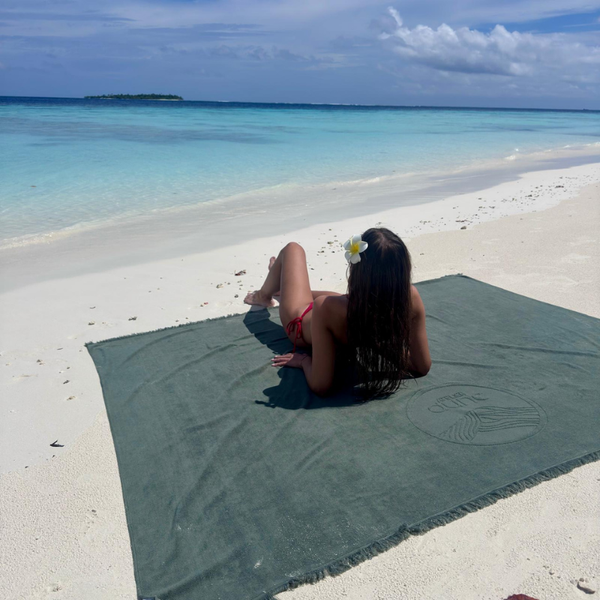 Serviette de plage double-face Family en coton biologique sauge en ambiance vacances - Atelier Dune