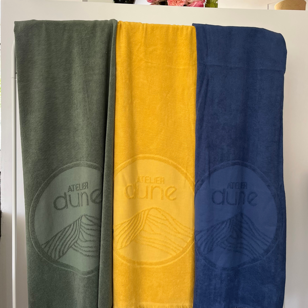 Trio de serviettes de plage double-face suspendues coloris curry outremer et sauge - Atelier Dune