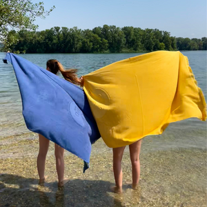 Serviette de plage double-face en coton biologique outremer et curry - Atelier Dune