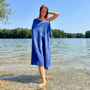 Serviette de plage double-face en coton biologique outremer au bord de l'eau - Atelier Dune
