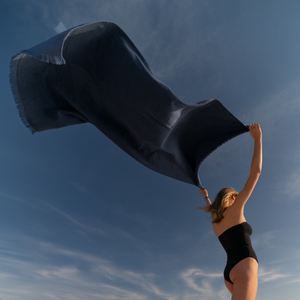 Serviette de plage double-face en coton biologique outremer a la mer - Atelier Dune