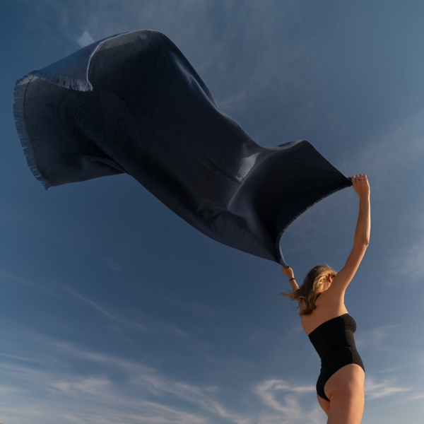 Serviette de plage double-face en coton biologique outremer a la mer - Atelier Dune