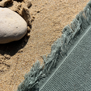 Serviette de plage double-face en coton biologique coloris sauge - Atelier Dune
