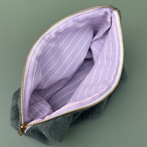 Trousse en eponge made in France coloris sauge kaki - doublure mauve lurex - Atelier Dune