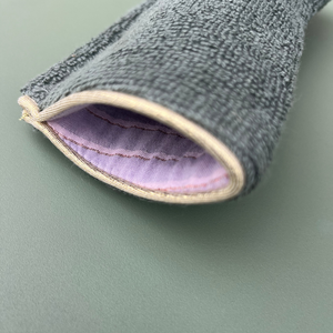 Trousse en eponge made in France coloris sauge kaki - doublure mauve lurex - Atelier Dune