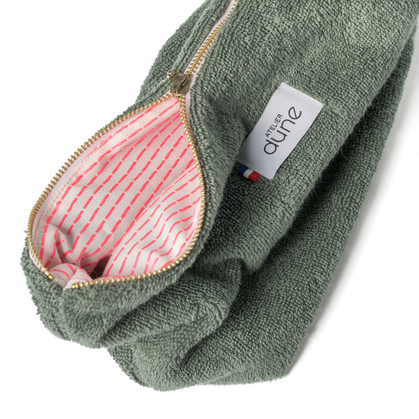 Trousse en eponge made in France coloris sauge kaki - doublure rose fluo - Atelier Dune